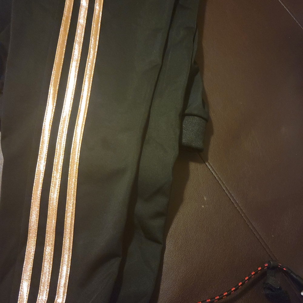 Brand New with tags girls Size 14 Adidas Jogger. Black and rose gold
